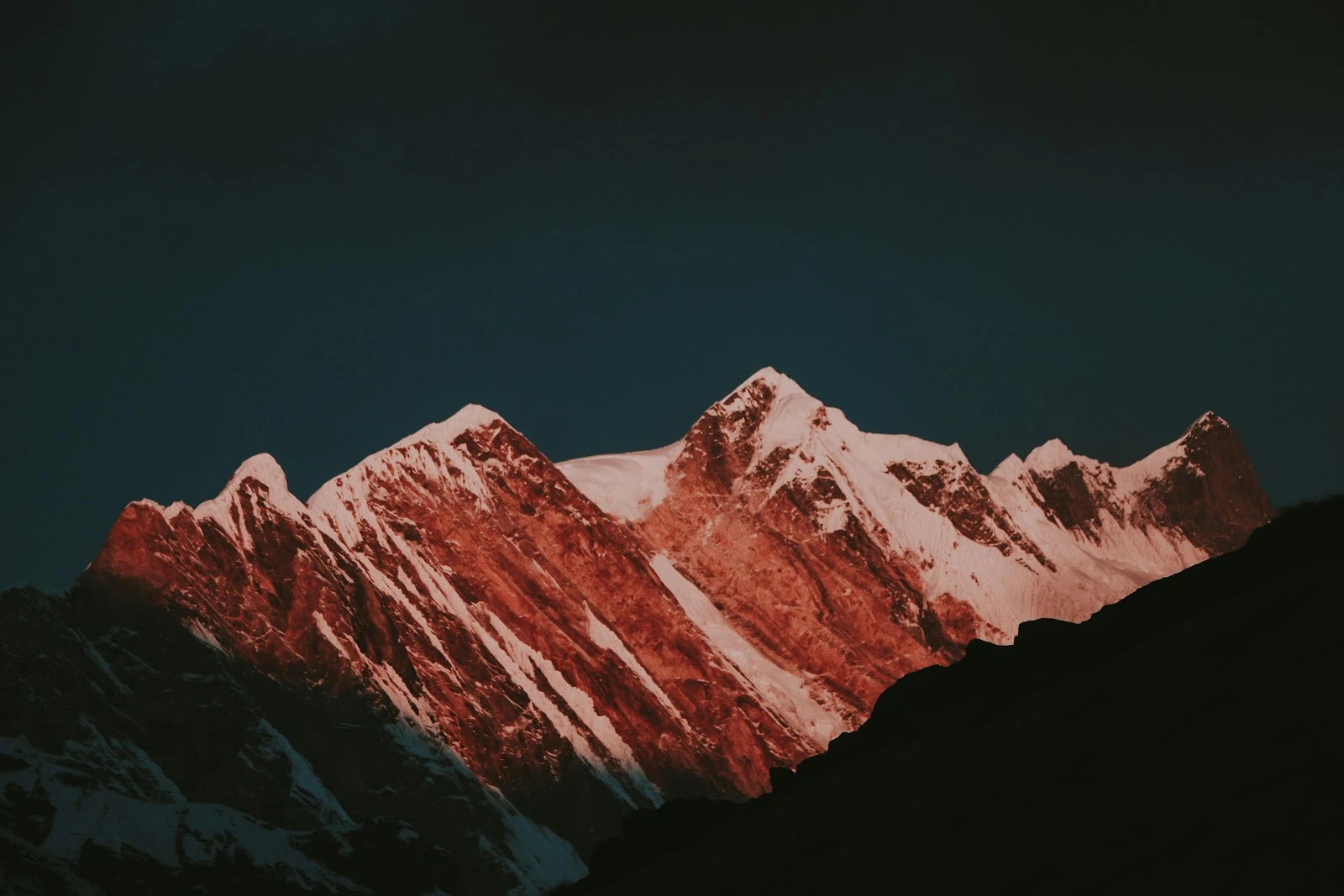 Snowy Mountain Peaks At Twilight - Landscape Photography 5K Wallpaper (5472x3648)