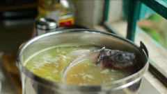 Trong lúc ninh xương, nhớ vớt bọt và tiếp tục cho xương cá vào sau khi đã ninh xương trước 30 phút. Tiếp tục giữ lữa lớn và ninh tiếp 20-30 phút sau đó bỏ tất cả phần xương và ray lại nước dùng. Cả nhà lưu ý nên ray lại nước dùng để nước dùng trong cũng như loại bỏ phần xương cá nếu xương bị tơi vào nước nhé. Trong bước này, mọi người nêm nếm lại gia vị cho vừa ăn cũng như điều chỉnh nước dùng cho vừa khẩu phần.