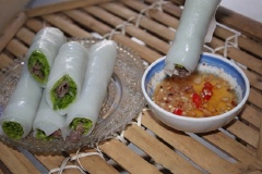 Nước chấm là 1 trong những bí quyết giúp cho món bánh ướt cuốn ngon miệng.