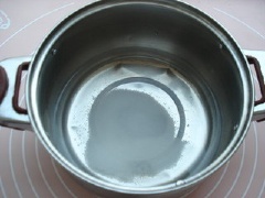 Cho 180ml nước, đường trắng vào nồi, khuấy đều cho đường tan hết. Cho bột rau câu, mật ong vào, khuấy đều đến khi hỗn hợp hơi sệt lại.