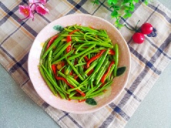 Chỉ cần thích tắc là bạn sẽ có ngay món Rau muống xào ớt giòn mát, cay cay, béo thơm giúp bổ sung chất sơ và vitamin cho bữa cơm gia đình rồi nhé! Nếu thích ăn tỏi thì bạn có thể tăng lượng tỏi lên và tiến hành đập dập thay vì phải băm nhỏ.