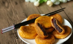 Cho bánh ra đĩa và thưởng thức.