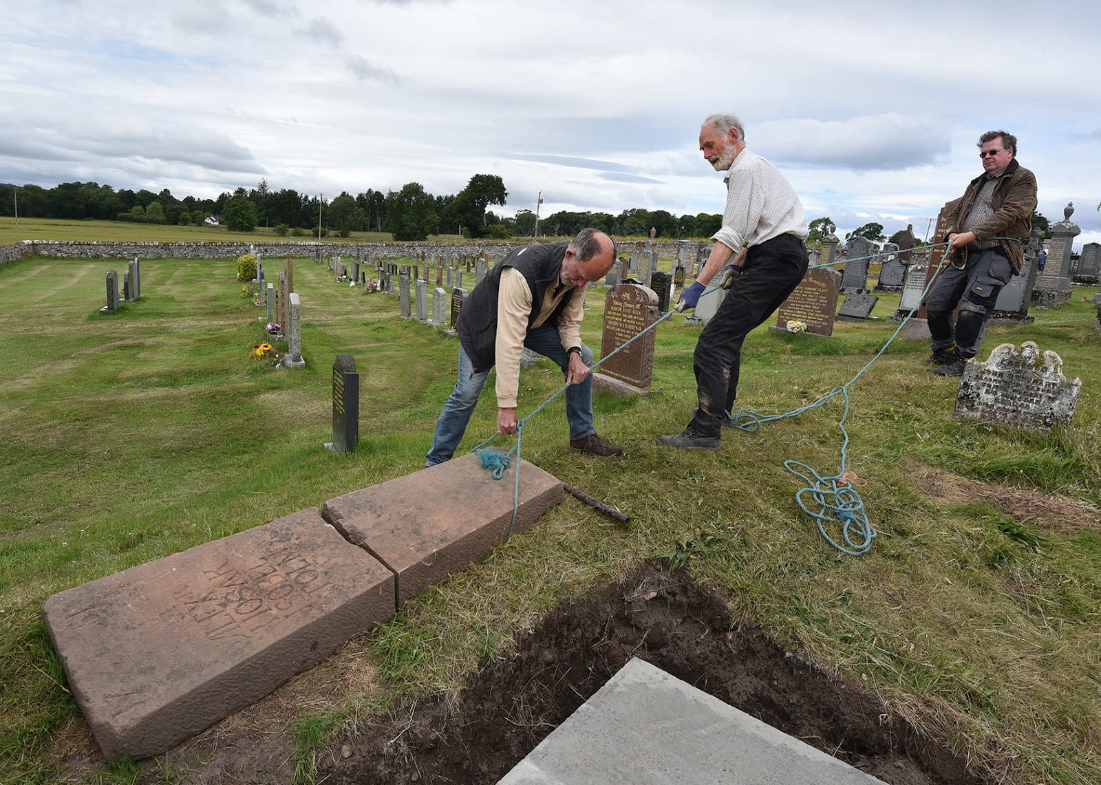 Hossack_Holm_11_moving_out_of_way_before_erecting_tablestone_KMT0722_41.jpg