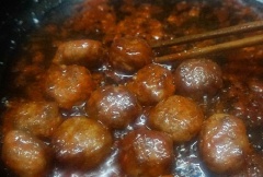 Cũng chảo dầu trên, gạn bỏ bớt dầu chiên, sau đó cho phần hành băm còn lại vào phi thơm. Tiếp đó cho vào 3 muỗng canh tương cà chua, 1/4 muỗng cà phê muối, 1/2 muỗng cà phê đường vào nêm nếm cho vừa miệng.