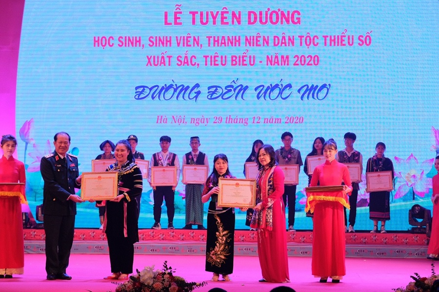 Sinh viên Trường Đại học Tây Bắc tham dự Lễ Tuyên dương  học sinh, sinh thiểu số xuất sắc, tiêu biểu năm 2020