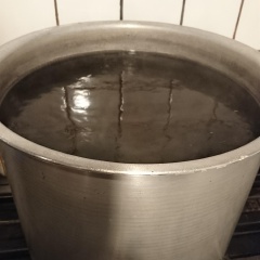 Đổ nước vào nồi lớn, sau đó cho khoảng 1% muối vào và đun sôi. Cắt thịt theo kích cỡ vừa miệng ăn, sau đó nêm muối và tiêu đen. Làm nóng chảo, bỏ bơ, thịt vào rán, khi thịt vừa chín tới cho cải thìa vào xào xơ.
