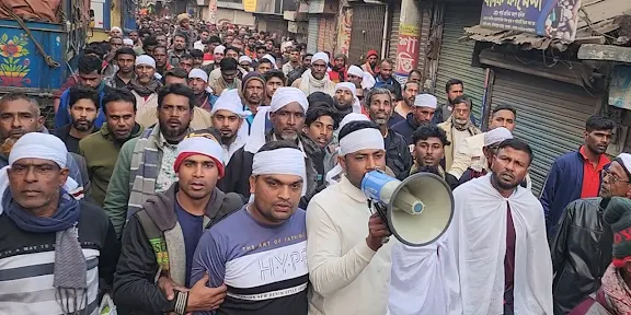 প্রার্থী পরিবর্তন নিয়ে অসন্তোষ: কাফনের কাপড় বেঁধে যশোরে বিএনপির বিক্ষোভ