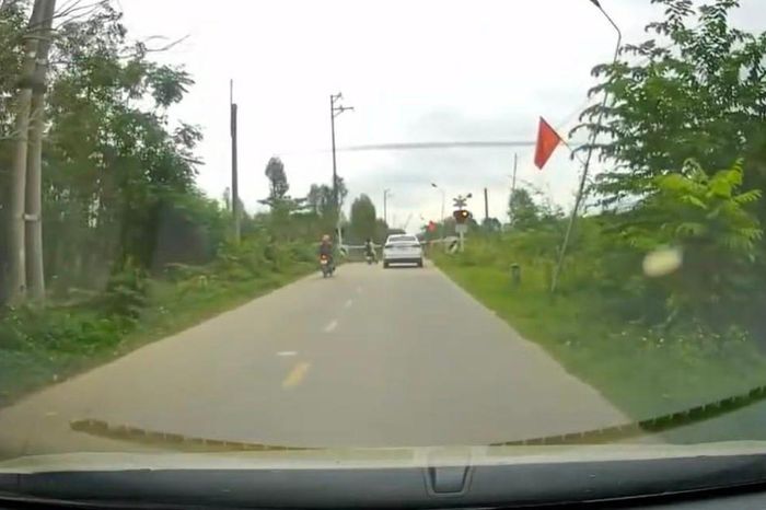 Hai nữ sinh liều lĩnh vượt gác chắn khi tàu đang đến gần - Chuyên trang Gia Đình &amp; Xã Hội - Báo Sức khỏe &amp; Đời sống