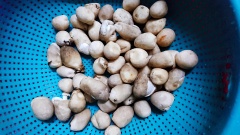 Mướp hương gọt vỏ, rửa sạch, cắt thành khúc dài 6cm. Nấm rơm cắt bỏ gốc, ngâm nước muối rồi rửa sạch, để ráo và chẻ làm đôi. Hành tím lột vỏ, băm nhuyễn.