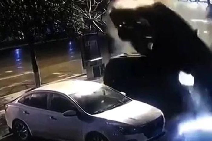 Ô tô mất lái bay qua 3 xe đậu trên vỉa hè - Tạp chí Doanh Nghiệp Việt Nam