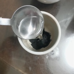 Bạn nấu tan 4 muỗng canh đường với 60ml nước, sau đó để nguội. Đây chính là công thức nước đường đơn giản. Cho 2 muỗnh canh nước nóng vào bột tinh than tre và khuấy đều đến khi tan bột. Thêm 2 muỗng canh nước đường vào