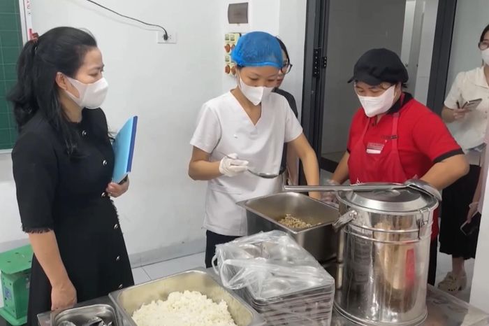 Phường Phú Thượng siết chặt an toàn thực phẩm học đường - Đài Phát thanh và truyền hình Hà Nội