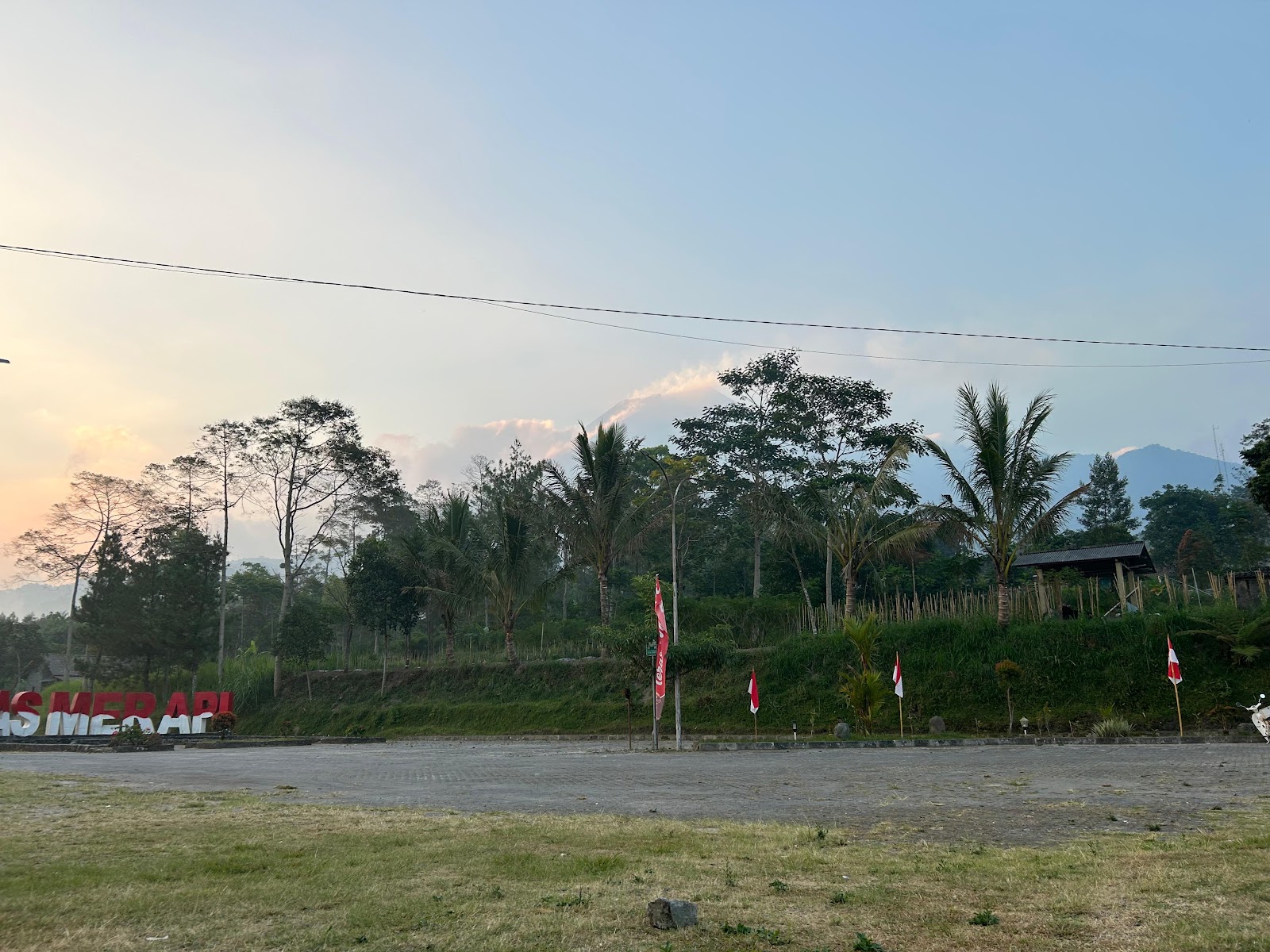 Spot foto dengan latar Gunung Merapi — foto 4