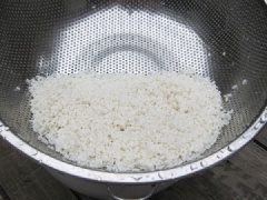Gạo nếp ngâm nước qua đêm cho gạo ngậm no nước và mềm gạo, sau đó đem vo sạch. Đậu xanh cũng đem ngâm nước qua đêm rồi vo sạch.