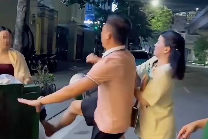 Nhóm người chửi bới, tấn công hai cô gái sau khi trêu ghẹo bất thành - Tạp chí Tri thức