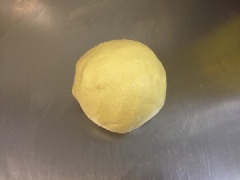 Cho 60gr bột và 3gr men nở vào thau. Dùng tay nhào, nặn bột bánh donut đến khi các thành phần đều nhau và bột donut được nhuyễn mịn. Cho bột donut vào thau, dùng màng thực phẩm bọc kín lại, chờ khoảng 1 giờ để bột donut nở.