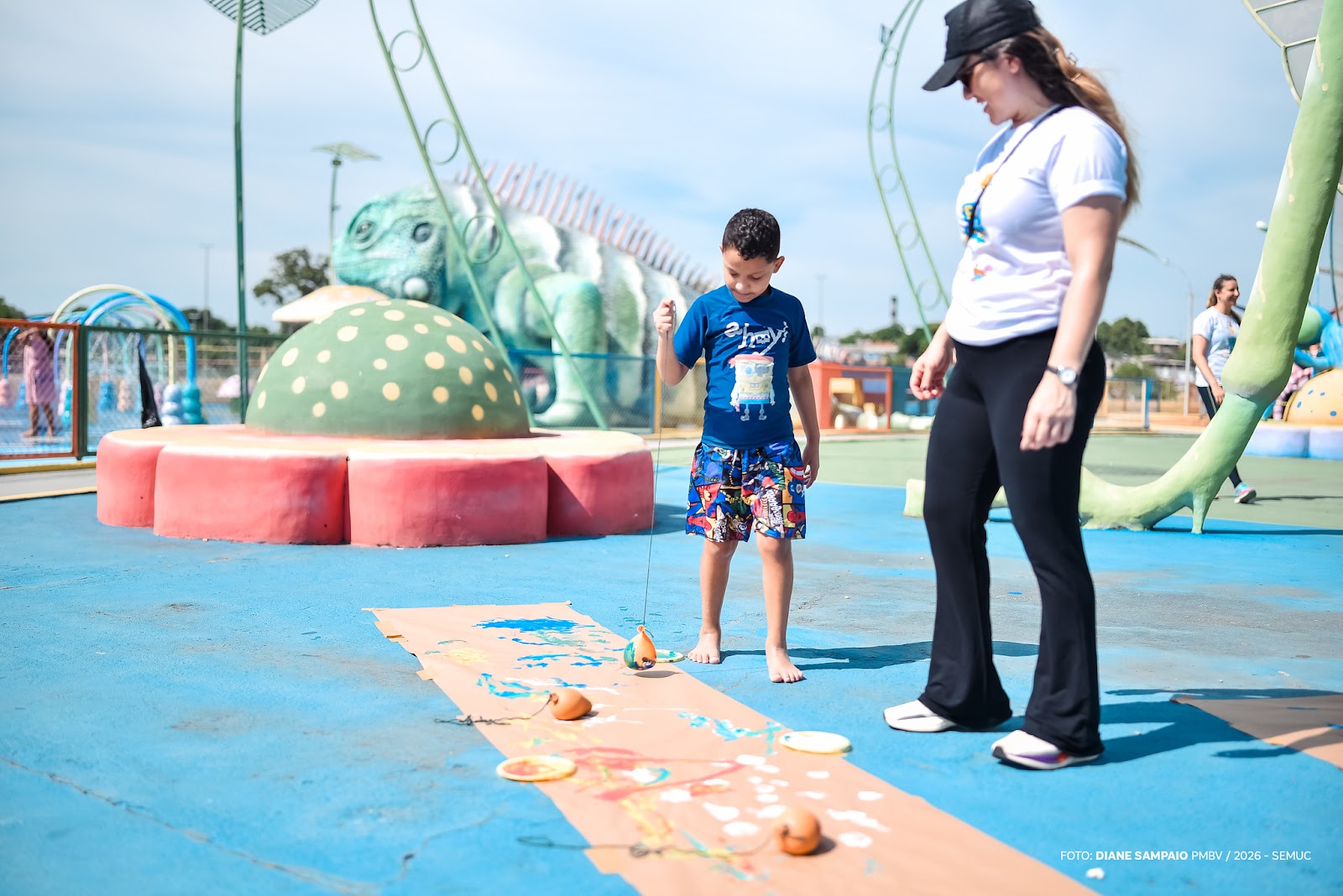 Famílias acompanham atividades recreativas de crianças atendidas pelo CETEA no Parque do Rio Branco