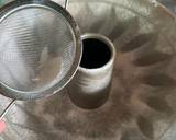 Preheat oven to 175C. Coat a 24cm tube pan with butter then flour. Set aside. This recipe could also fit various smaller pans. Photos below for references.
🇻🇳 Làm nóng lò 175C. Quét bơ phủ bột áo thật kỹ các cạnh của khuôn 24cm. Có thể dùng các khuôn nhỏ hơn để làm thành 3-4 cái bánh xinh làm quà tặng xmas rất hợp.