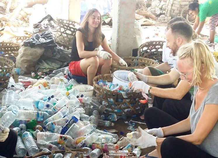 Waste management at Gili island. Sustainable tourism is, tourism effect gili trawangan, Waste management gili trawangan, coral reef conservation gili trawangan. CarbonEthics Indonesia