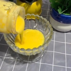 Cho sinh tố xoài ra tô, phủ phần bánh oreo đã giã nhuyễn lên, sau đó cho thêm vài lát xoài lên sau để trang trí. Vậy là món Yaourt xoài và oreo đã hoàn tất và sẵn sàng phục vụ rồi nhé!