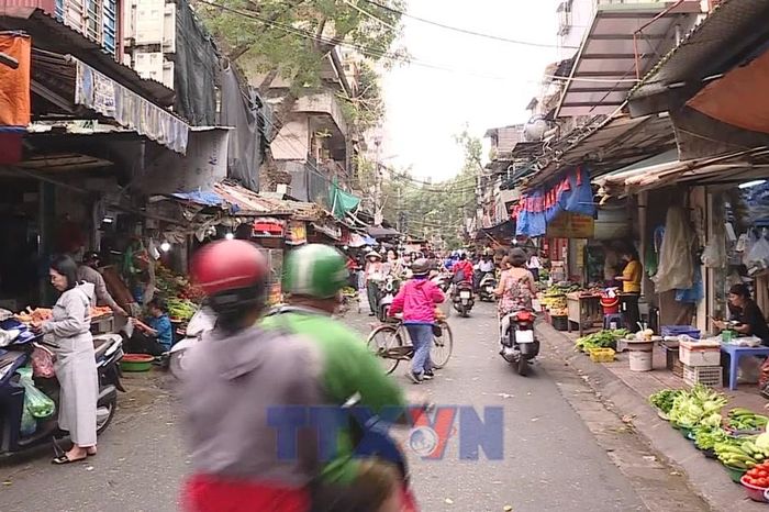 Hà Nội: Tiểu thương tại nhiều chợ truyền thống linh hoạt để bình ổn giá cả - Báo VietnamPlus