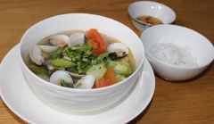 Múc canh ngao nấu chua ra tô lớn, ăn cùng với cơm nóng, bún tươi hoặc mì gói đều ngon tuyệt vời. Món canh ngao chua thanh tự nhiên, giúp ăn cơm ngon, chống ngán dầu mỡ rất hiệu quả.