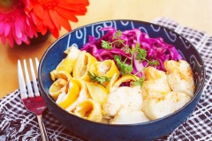 Bày nui ăn cùng cá lóc áp chảo, bắp cải muối và trứng chiên. Trang trí tùy thích nhé!