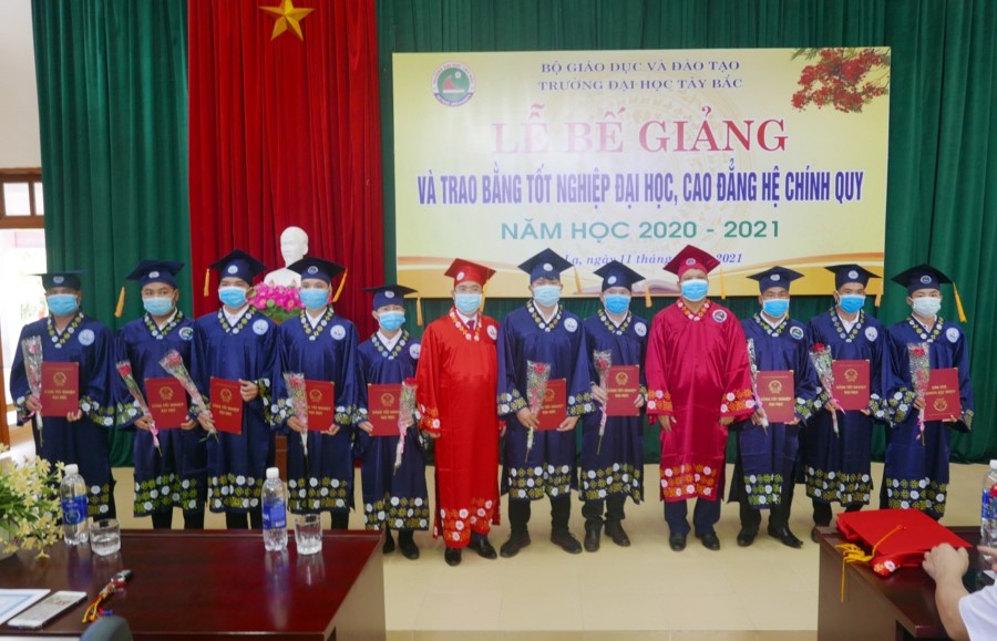 Lễ Bế giảng và trao bằng tốt nghiệp đại học, cao đẳng hệ chính quy năm học 2020 - 2021 tại Trường Đại học Tây Bắc