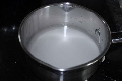 Làm siro đường bằng cách nấu chảy đường và nước trên lửa nhỏ đến khi đường hòa tan hết.