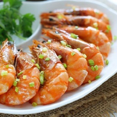 Xếp tôm ra đĩa theo hình nan quạt, đặt vài lá ngò rí tươi trang trí bên cạnh cho đẹp mắt.
