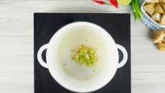 Làm nóng nồi với 2 muỗng canh dầu ăn, cho các gia vị gồm 1 muỗng canh gừng băm, 1 muỗng canh sả băm vào phi thơm. Sau đó cho thêm 1 muỗng canh bột ớt vào xào để lấy màu đỏ đẹp và làm tăng hương vị cho món vịt nấu chao. Cho thịt vịt vào xào săn đều cùng với các gia vị.