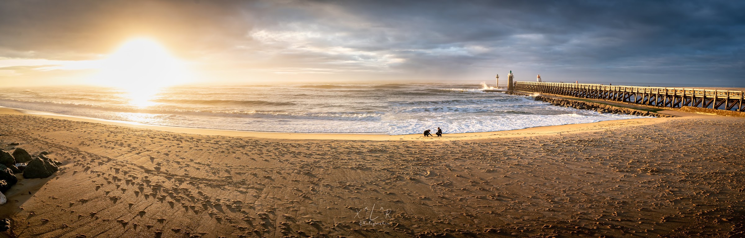 La plage baignée par la lumière du soleil couchant.
