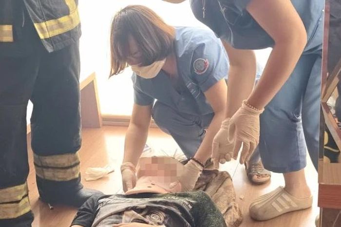 Giải cứu nam thanh niên mắc kẹt trong thang tời hàng - Đài Phát thanh và truyền hình Hà Nội