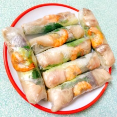 Thịt ba chỉ sau khi luộc xong thì thái mỏng. Bánh tráng thấm hơi ướt, xếp từng lớp lần lượt rau, bún, thịt, tôm và cuốn chặt đều tay. Gần phía cuối thấm thêm một ít nước lên mép để cuốn được kín.