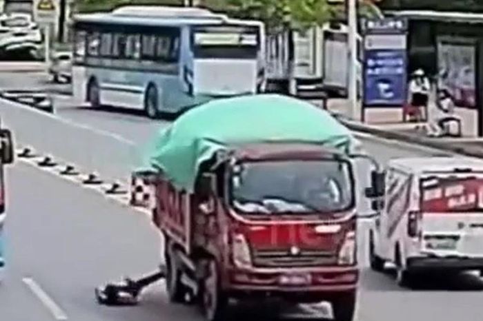 Bé gái 9 tuổi băng qua đường ẩu, va thẳng đầu xe tải vẫn thoát nạn khó tin - Tạp chí Doanh Nghiệp Việt Nam