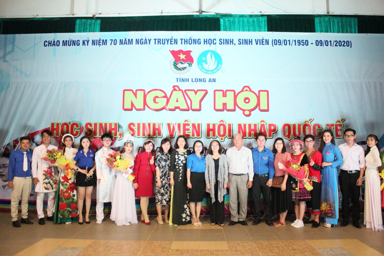 Các đội tham gia chụp ảnh cùng Ban tổ chức Ngày hội