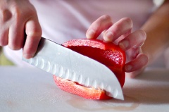 Ớt chuông rửa sạch, cắt sợi nhỏ. Hành lá rửa sạch, cắt nhỏ.