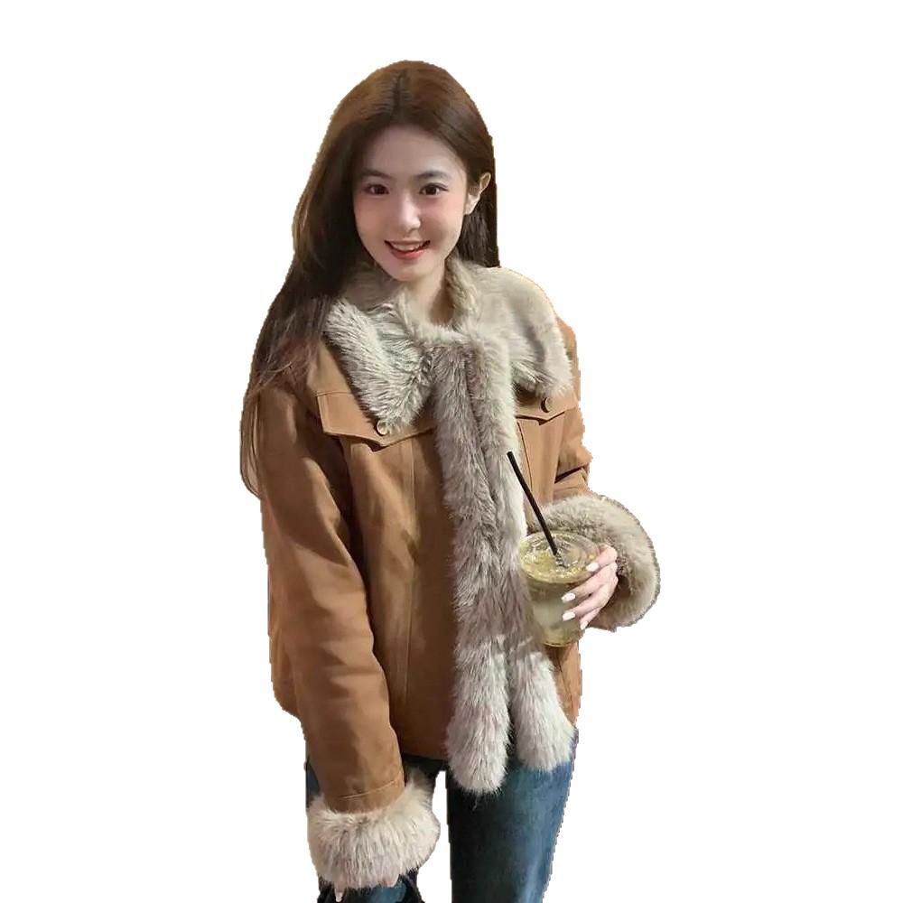Insulated jacket with contrast details