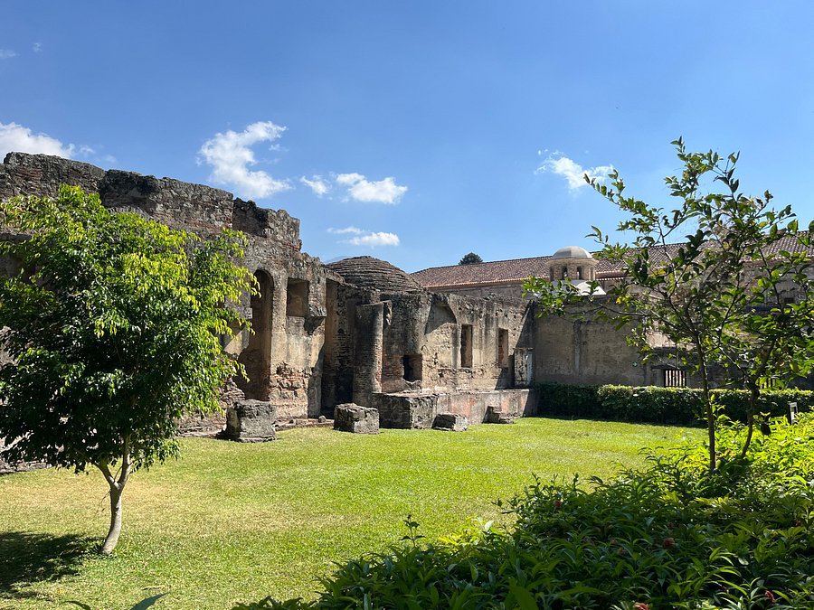 Claustro y jardín interior del convento