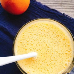 Cam là loại trái giàu vitamin C có tác dụng chống oxy hóa, tăng cường sức đề kháng cho cơ thể. Thay vì ăn cam, bạn có thể xay sinh tố cam vàng thơm, hấp dẫn. Ngoài ra, sinh tố cam còn có thể xua tan được cảm giác nóng bức trưa nắng nữa nhé!