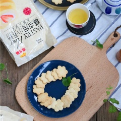 Bánh quy hình hoa sau khi nướng rất nóng nên phải cho ra rack để nguội hoàn toàn. Dùng không hết thì đem bánh cho vào hũ kín cùng gói hút ẩm, bảo quản nơi thoáng mát sẽ dùng được lâu.