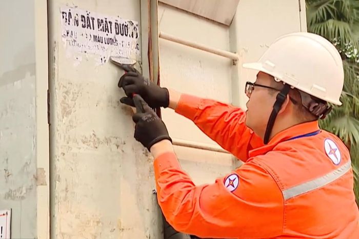 Chung tay ngăn chặn tình trạng dán quảng cáo trái phép - Đài Phát thanh và truyền hình Hà Nội