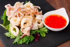 Rắc thêm muối, tiêu hoặc ớt bột tuỳ thích là có thể thưởng thức món mực chiên giòn rồi. Hoặc bạn có thể chấm kèm với tương ớt hoặc sốt mayonnaise béo ngậy sẽ ngon hơn nhé. Cách làm mực chiên giòn thật đơn giản đúng không nào? Chỉ chưa đầy 30 phút, bạn đã có ngay món ăn ngon hết sẩy rồi. Món mực chiên giòn này không chỉ là món ăn chính bổ dưỡng cho cả nhà vào những ngày cuối tuần thư giãn mà còn dùng làm món ăn vặt vô cùng hấp dẫn nữa đấy.
