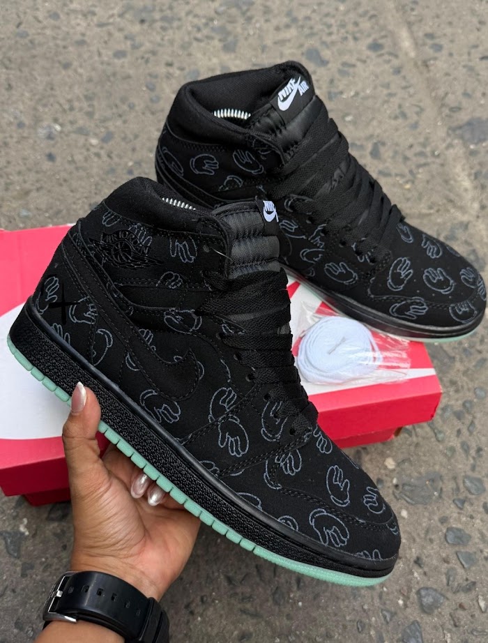 Jordan 1 Kaws Negro Menta