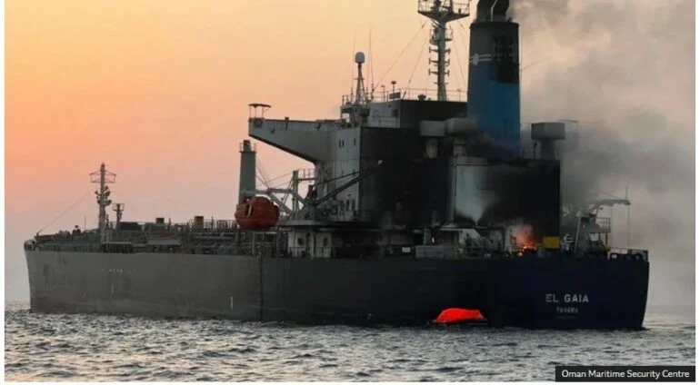 Sulm në Hormuz: 2 marinarë të zhdukur, 23 të shpëtuar