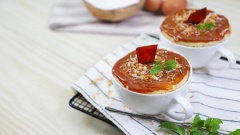 Mug Cake Dừa ăn kèm sốt caramel mặn mặn ngọt ngọt sẽ là một sự lựa chọn hoàn hảo dành cho những người bận rộn. Dễ làm, dễ ăn, đó là tất cả những gì bạn cần cho một ngày bận rộn. Còn chờ gì mà không vào bếp cùng Cooky nào.