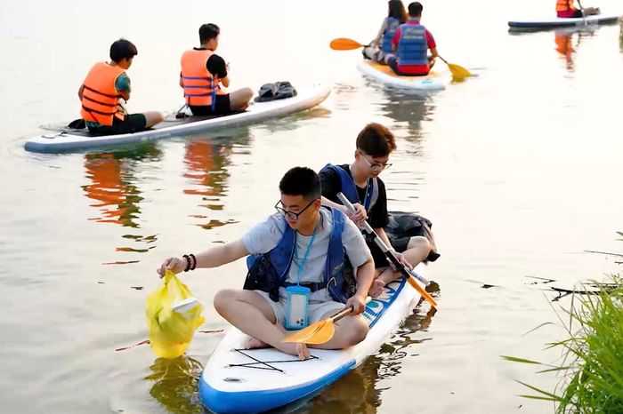 Chèo sup nhặt rác trên sông Hương - Báo Thừa Thiên Huế