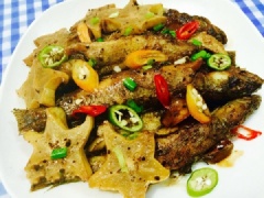 Cá bống kho tương ngon là khi cá còn nguyên con, thịt ngọt mà chắc nhưng xương cá thì lại nhừ mềm bên trong. Cá ngấm các loại gia vị ăn thơm ngon nổi vị tương và đậm đà ngon miệng. Khi ăn tùy sở thích và lượng sức ăn các bạn có thể để nguyên cả nồi kho lên mâm hoặc lấy cá ra đĩa ăn với cơm nóng thì ngon tuyệt nhất là khi trời mưa rả rích hay trong tiết trời se se lạnh.