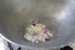 Chả lụa bò cắt miếng vừa ăn. Cho chảo lên bếp thêm dầu ăn và phi thơm hành tỏi băm.