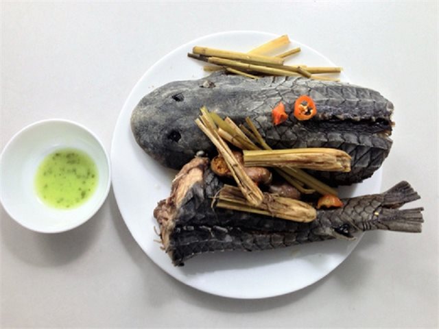 Cá Lau Kính Hấp Sả